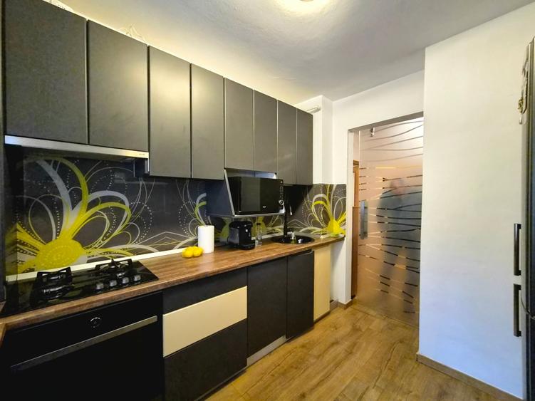 Apartament cu 3 camere decomandat în Titan