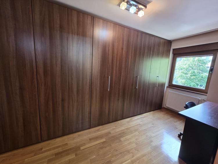 Apartament cu 4 camere decomandat în Medicină