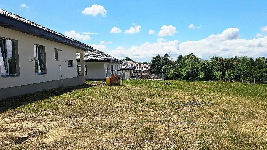 Casă cu Teren 690 Mp în Satu Nou de Jos