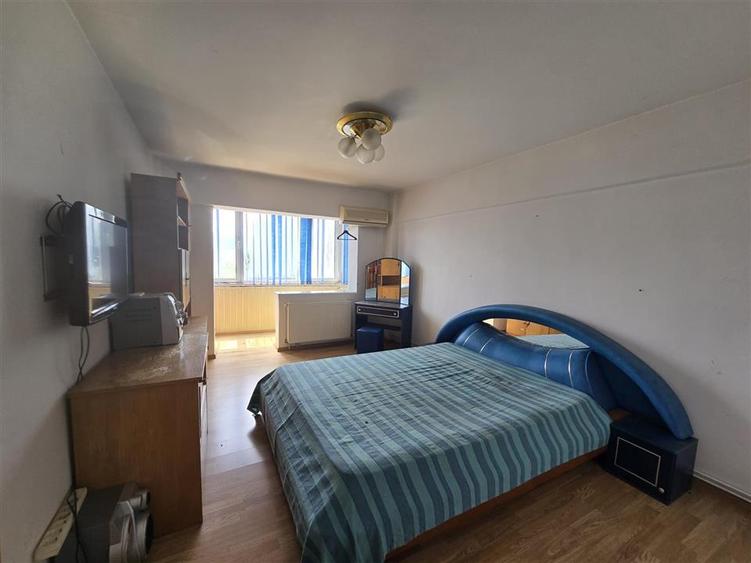 Apartament cu 3 camere decomandat, mobilat în Central