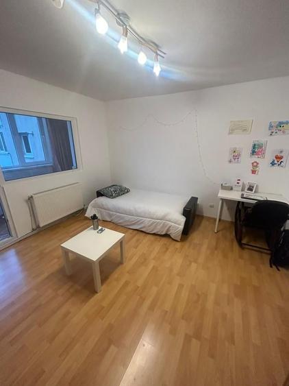 Apartament cu 3 camere decomandat în P-ța Victoriei