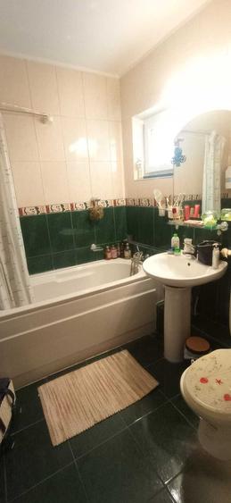 Apartament cu 3 camere decomandat în Tei