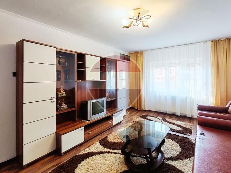 Apartament cu 3 camere semidecomandat, mobilat în Rogerius