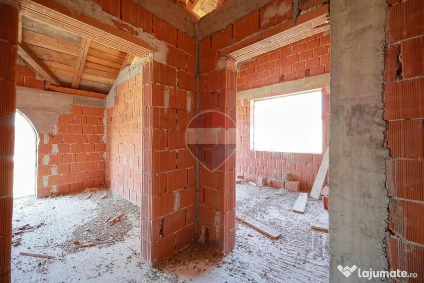 Casă cu 4 camere cu Teren 161 Mp în Central
