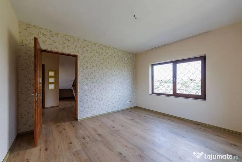 Casă cu 4 camere cu Teren 705 Mp în Central