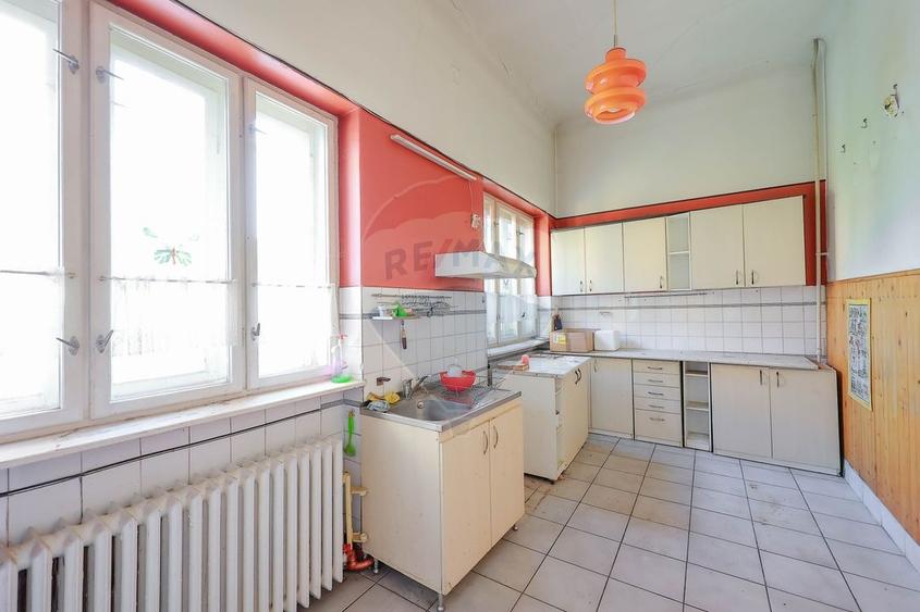 Apartament cu 4 camere semidecomandat în Central