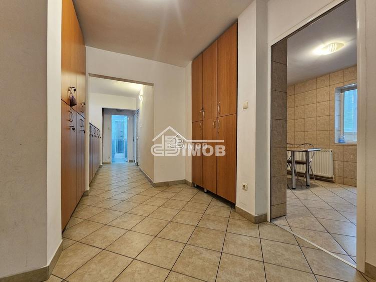 Apartament cu 3 camere decomandat în Micro 11