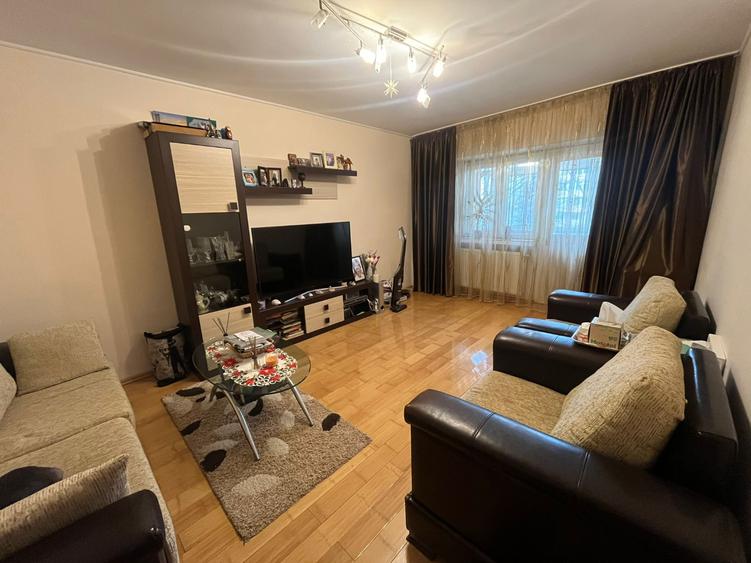 Apartament cu 3 camere decomandat, mobilat în Central