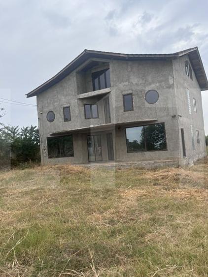 Casă individuală cu 7 camere cu Canalizare în Exterior Est
