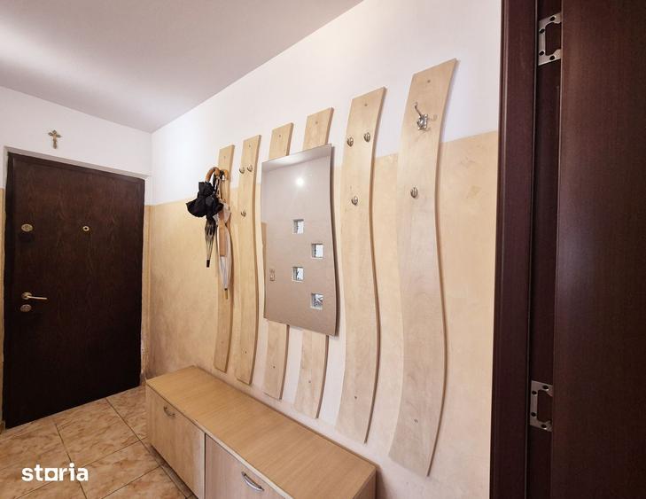 Apartament cu 4 camere semidecomandat în Precista