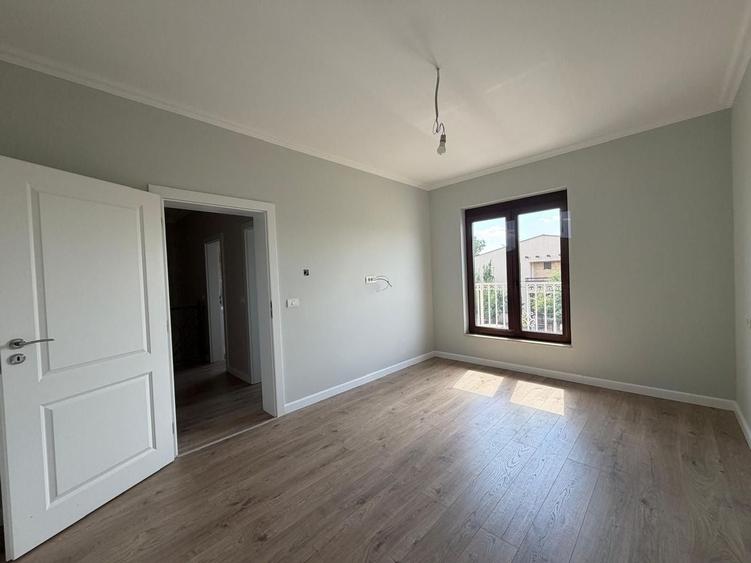 Duplex cu 5 camere cu Canalizare în Dumbrăvița