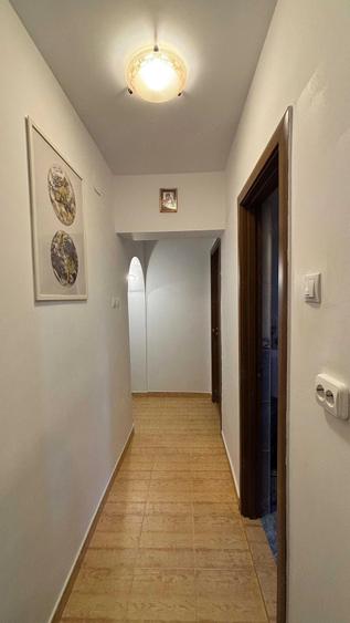 Apartament cu 3 camere semidecomandat în Jiului