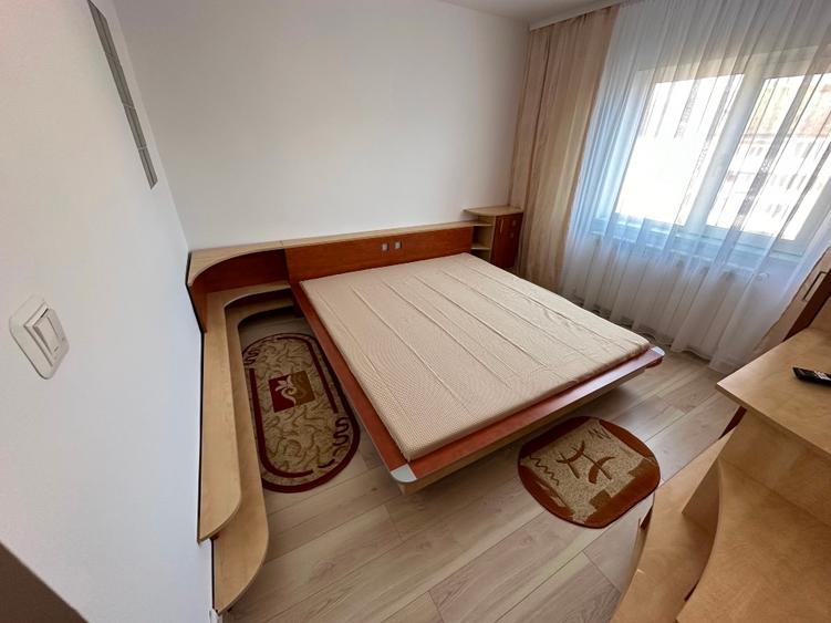 Apartament cu 3 camere semidecomandat, mobilat în Micălaca