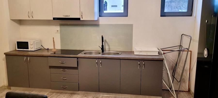 Apartament cu 18 camere semidecomandat, mobilat în Central