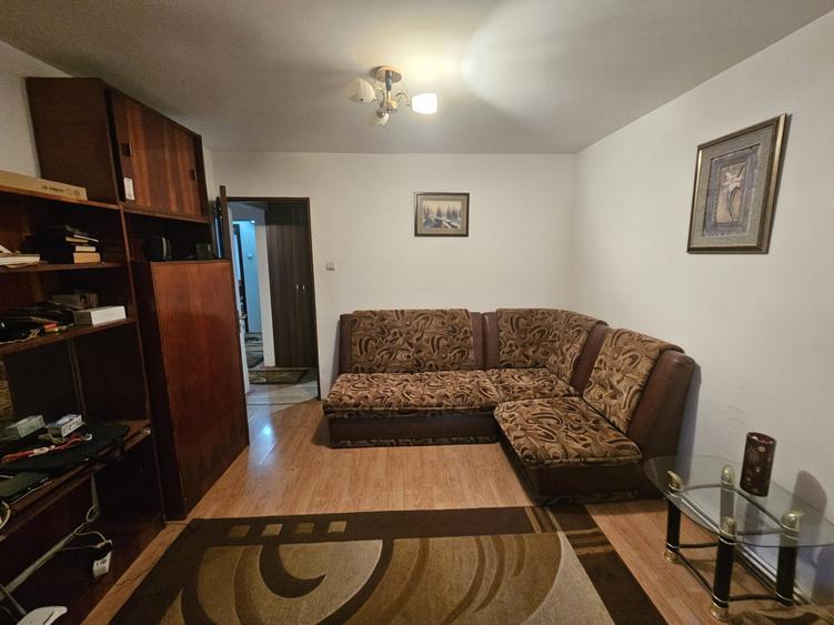 Apartament cu 3 camere decomandat, mobilat în Plopilor