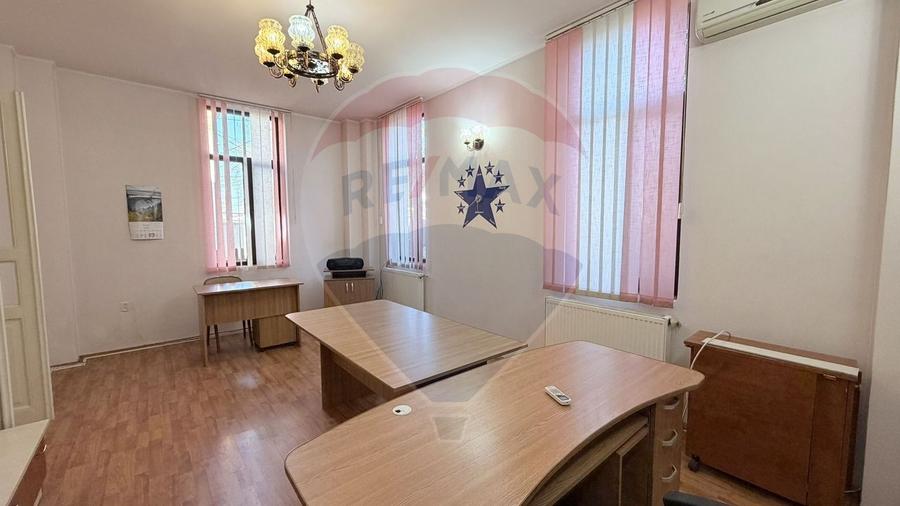 Casă cu 4 camere cu Teren 435 Mp în Central