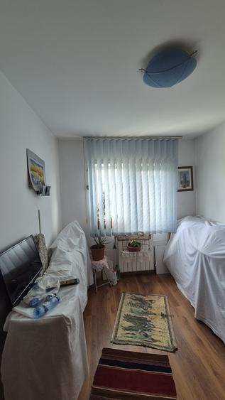 Apartament cu 4 camere decomandat în CET