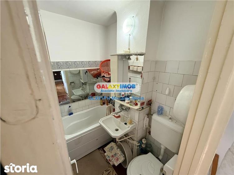 Apartament cu 3 camere semidecomandat, mobilat în Vest