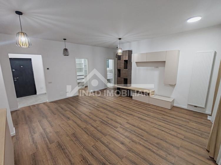 Apartament cu 3 camere semidecomandat, mobilat în Central