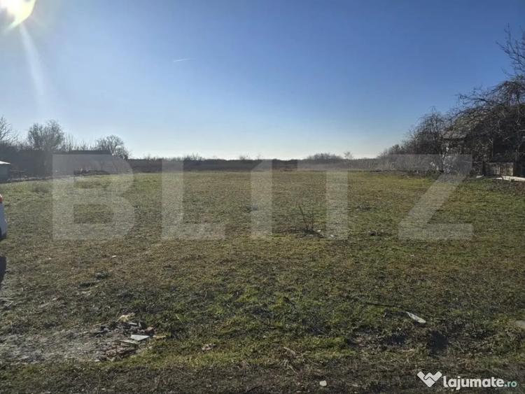 Teren de 4800 mp, în Lazuri
