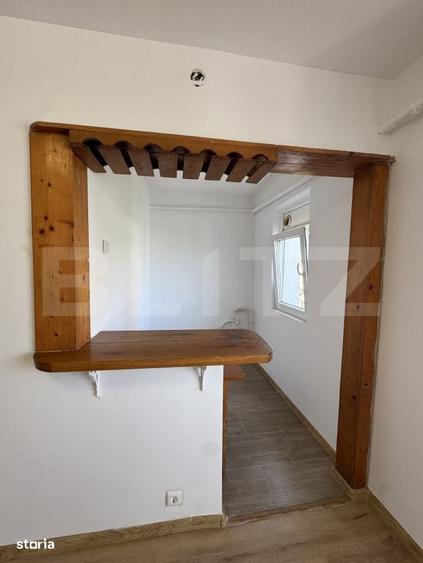 Apartament cu 3 camere semidecomandat în Craiovița Nouă