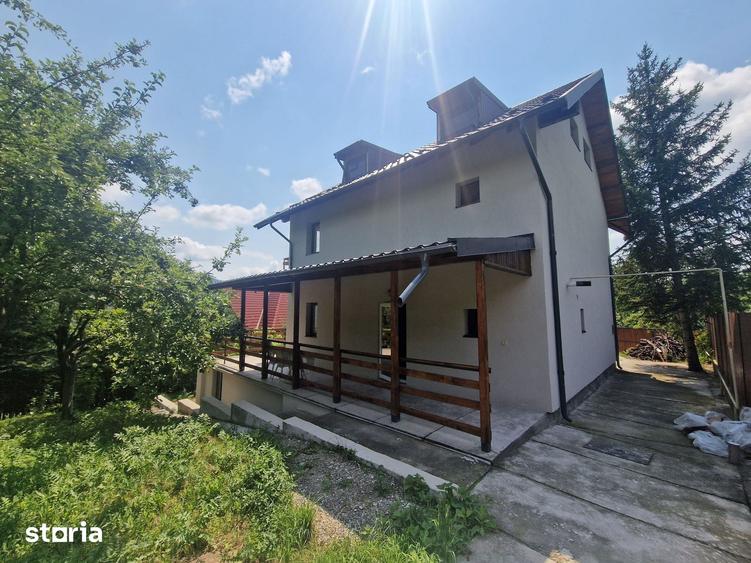 Casă cu 5 camere cu Teren 700 Mp în Ghioșești