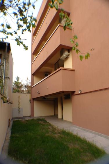 Casă cu 13 camere cu Teren 300 Mp în Dorobanți