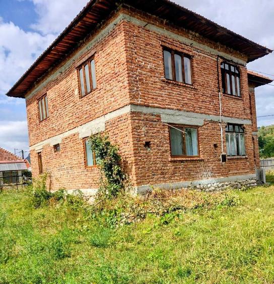 Casă cu 4 camere în Polovragi