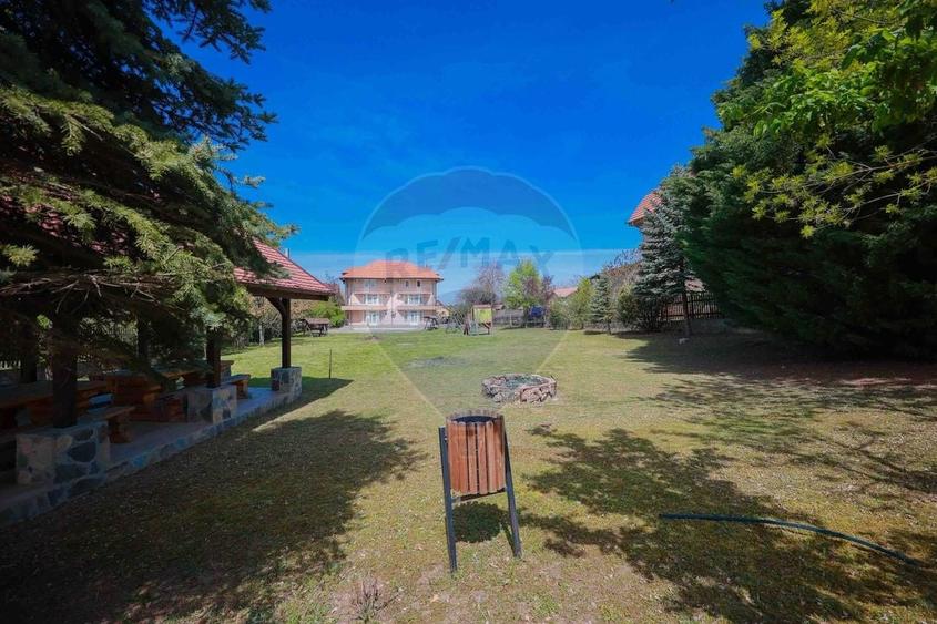 Hotel/Pensiune, de 900 mp, în Sânmartin