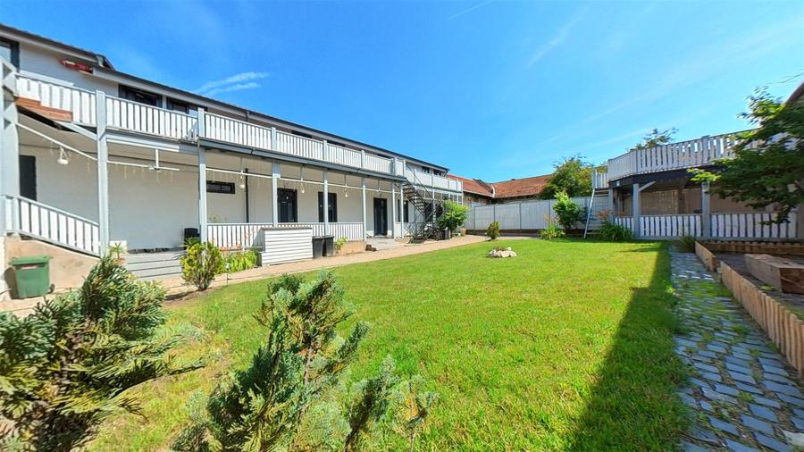 Apartament cu 3 camere - curte cu foisor + spatiu parcat masina - 1