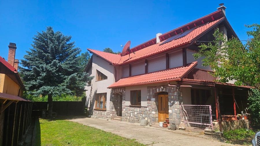 Casă individuală cu 8 camere cu Teren 4500 Mp în Vâlcele