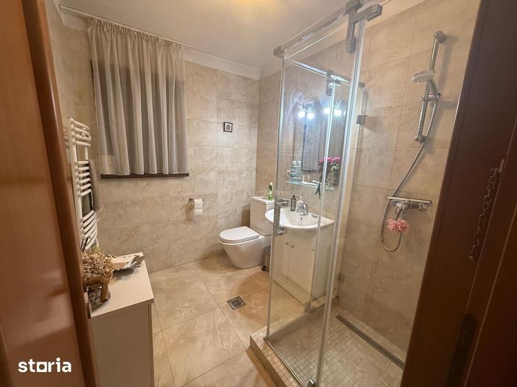 Casă cu 8 camere cu Teren 903 Mp în Central