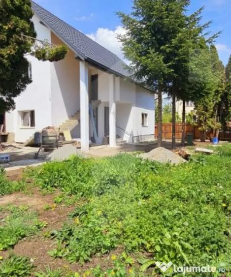 Casă cu 7 camere cu Teren 590 Mp în Semicentral