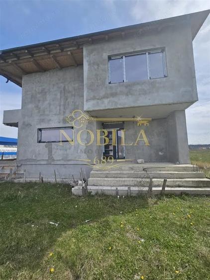 Casă cu Teren 500 Mp în Est