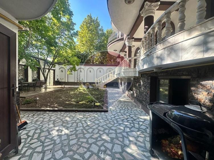 Casă individuală cu 8 camere cu Teren 488 Mp în Domenii