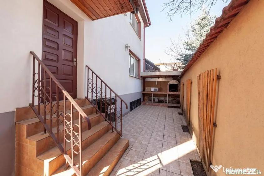 Casă cu 7 camere cu Teren 350 Mp în Central