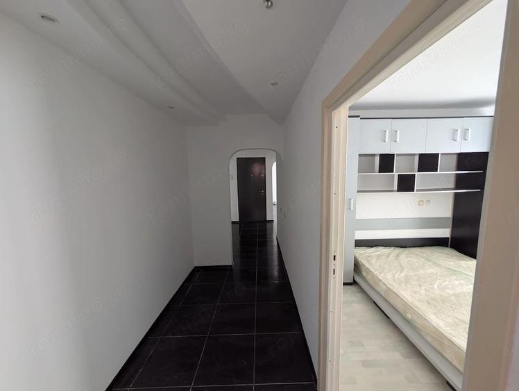 Apartament cu 3 camere decomandat în Calarași 4