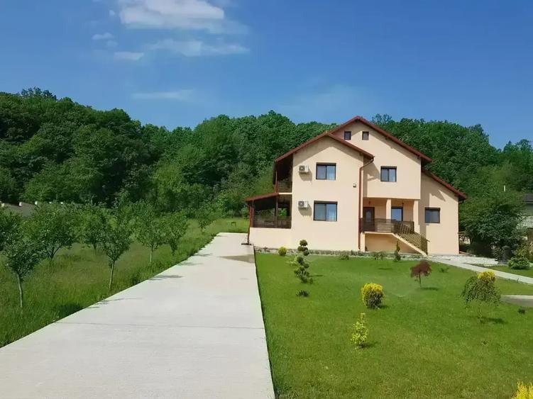 Casă cu 6 camere cu Teren 3172 Mp în Central