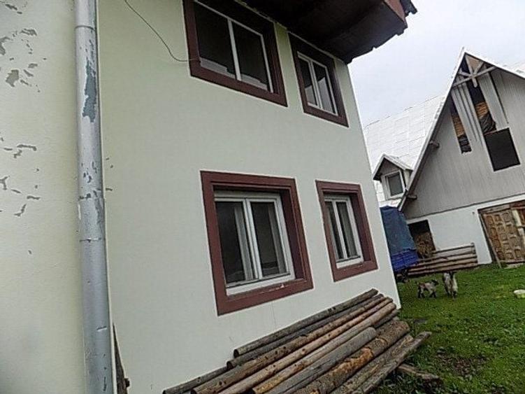 Casă individuală cu 8 camere cu Canalizare în Nord
