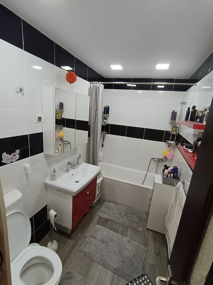 Apartament cu 3 camere semidecomandat în Central