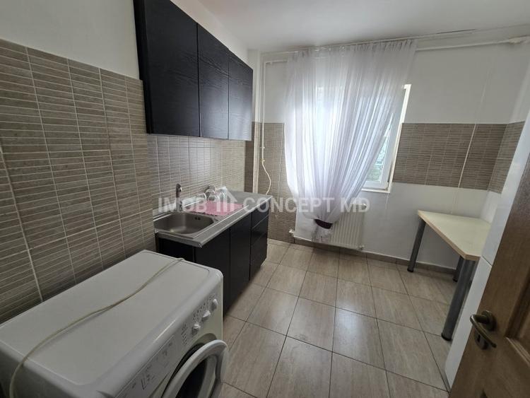 Apartament cu 3 camere semidecomandat, mobilat în Nord