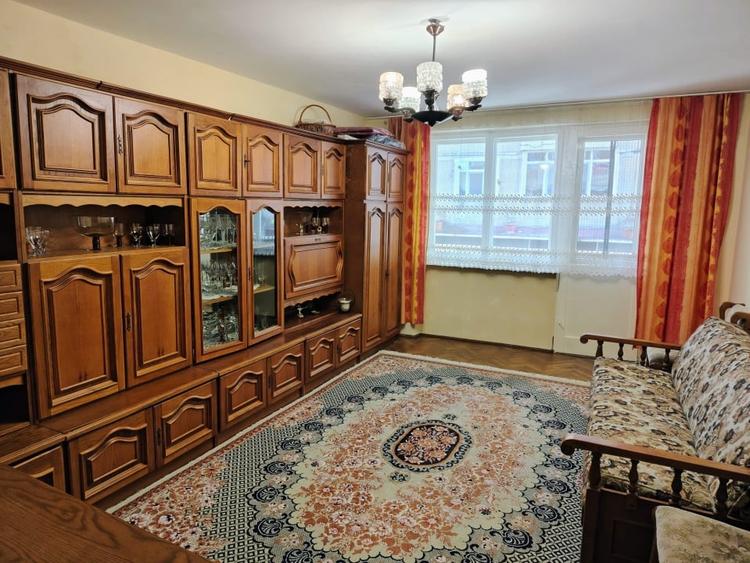 Apartament cu 3 camere decomandat, mobilat în Decebal