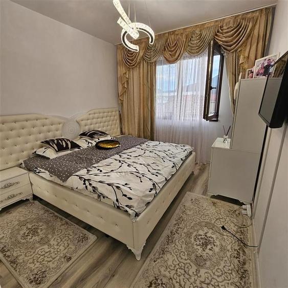 Apartament cu 3 camere decomandat în Noua