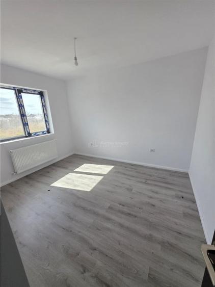 Apartament cu 3 camere semidecomandat în 1 Decembrie