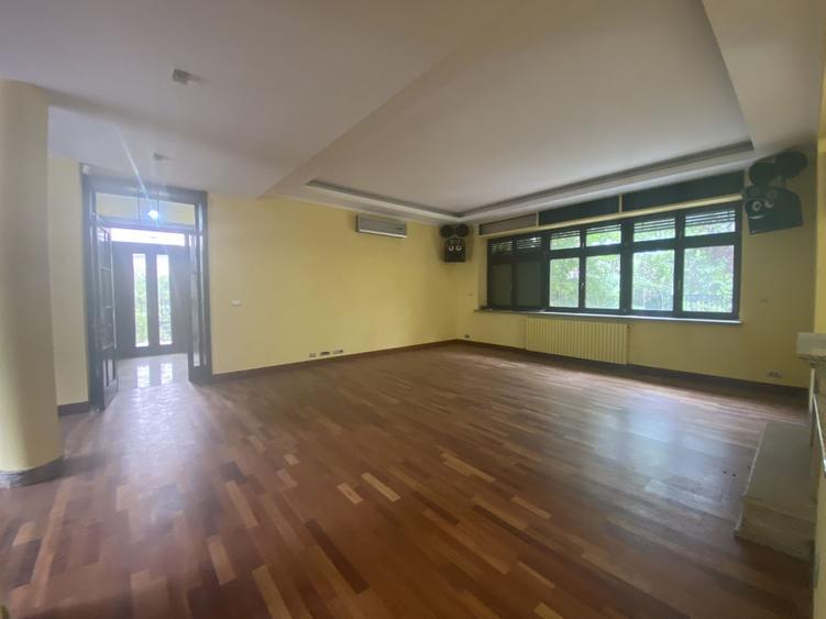 Casă individuală cu 11 camere cu Canalizare în Sisești
