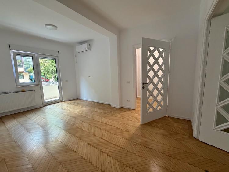 Apartament cu 3 camere semidecomandat în Capitale