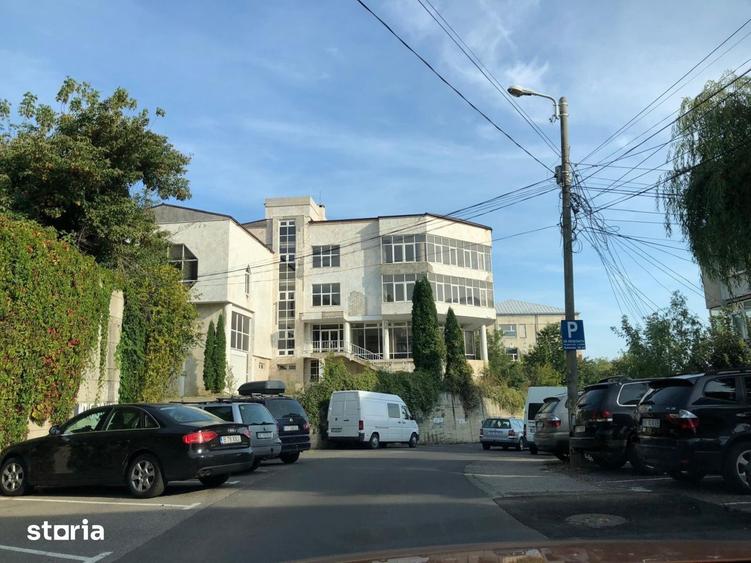 Spațiu comercial, de 1,300 mp, în Central