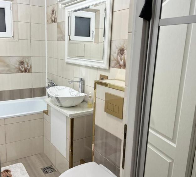 Apartament cu 4 camere decomandat în Micro 14