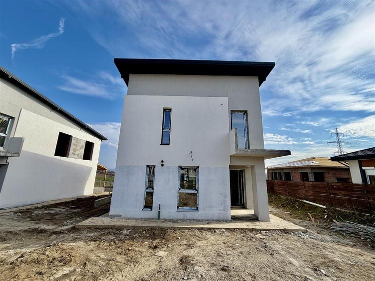 Casă cu 4 camere decomandat cu Teren 450 Mp în Miroslava