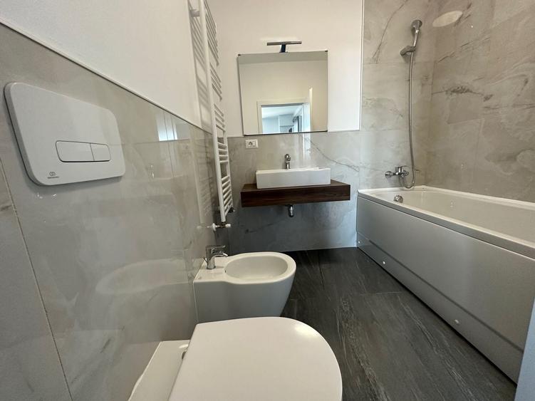 Apartament cu 3 camere decomandat în Torontalului